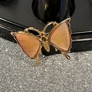 BEAUTIFUL MOTHE OF PEARL BUTTERFLY BROOCH.